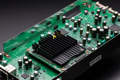 Стерео Hi-Fi підсилювач Model 60n чорного кольору, вид під кутом, зелена електронна плата, чорний радіатор, циліндричні компоненти