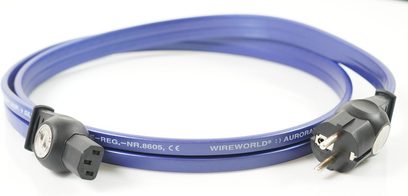 Płaski niebieski kabel zasilający Wireworld Aurora 7 w plastikowym oplocie, widok z lekkiego góry, z czarną wtyczką Schuko z metalowymi bolcami oraz czarnym, przeciwległym gniazdem IEC C13