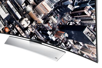 Televizor Samsung UE55HU8500 z boku, na obrazovce je zobrazen hustý letecký pohled na mrakodrapy ve velkém městě