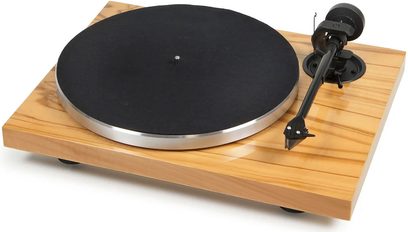 Pro-Ject 1-Xpression Carbon Classic DC oliven pladespiller, mat sort plade, sort tonarm, på lys træsokkel