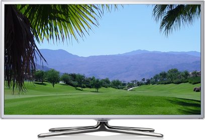 Samsung UE46ES6710S-fladskærm, der viser et grønt golflandskab med palmer og bjerge i baggrunden, set forfra på metalfod