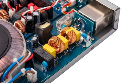 Nuprime STA-9X effektforstærker sølv, indvendig visning af elektroniske komponenter transformatorer spoler printplader