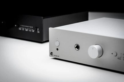 Слушалков предусилвател Pro-Ject Pre Box S3 сребрист с жак изход, показан в преден три-четвърти изглед