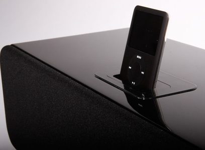 Sort Kanto SYD 4 højttaler med integreret iPod-dok, set fra venstre forside i profil, blank overflade