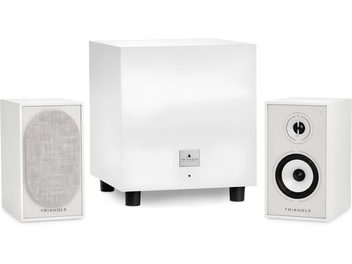 Hvide Triangle-boghøjttalere med matchende subwoofer, vist med og uden frontgitter
