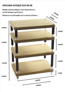 Scaffale modulare in legno chiaro a 4 livelli di altezze diverse, montato su 8 piedini cilindrici argentati in metallo