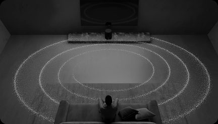 Zwarte home-cinema-soundbar met centrale subwoofer, surround-geluidseffect geïllustreerd door lichtgolven rond de bank