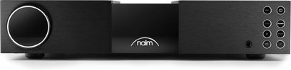 Naim Audio NAC 332 preamplificator stereo, față frontală din aluminiu periat negru, potențiometru de volum circular pe stânga, logo central iluminat, opt butoane circulare tuner stream av phono aux cd, mufă pentru căști pe partea dreaptă frontală