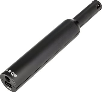 Czarny, cylindryczny mikrofon kalibracyjny USB MartinLogan ARC, widok z ukosa z widocznym złączem i logo ARC