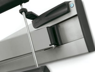 Vogel's EFWE 6455 RC vægmonteret TV-beslag, nærbillede fra siden, lys grå metalarm med led, sort rotationsmekanisme