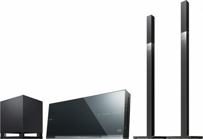 Sony BDV-F700 hjemmebiografsystem bestående af en Blu-ray-afspiller, to gulvhøjtalere, to kompakte højttalere og en basrefleksboks, set forfra