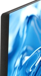 Panasonic TV-55Z95B højopløsnings-tv i nærbillede set fra venstre forfra i trekvart vinkel, med sort, mat plastikkant og sort stofsidebånd