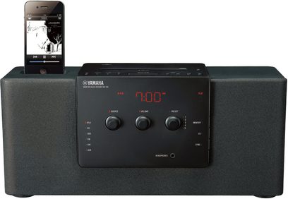 Yamaha TSX-140 sort, dockingstation med LCD-skærm der viser "7:00", dock til iPhone, integrerede knapper og højttalere, set forfra