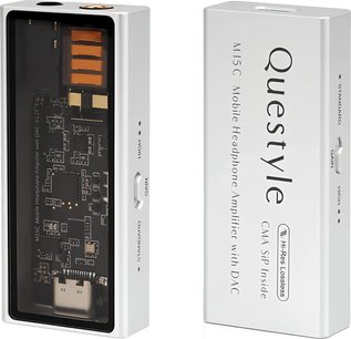 Hi-fi slúchadlový predzosilňovač M15C, strieborné obdĺžnikové puzdro, priehľadný predný panel odhaľujúci vnútorné obvody, USB-C konektor