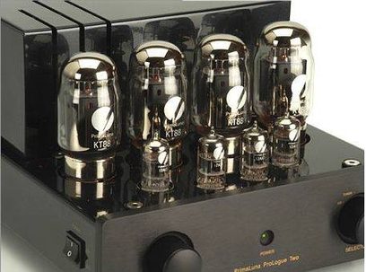 PrimaLuna ProLogue Two hi-fi stereo pastiprinātājs, skats no priekšpuses, 4 rindā novietoti vakuuma spuldzes KT88, spīdīgi melns apdares pārklājums