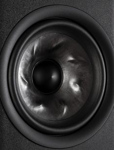 Centrální reproduktor Polk Audio R400 černý, detailní pohled zepředu, černá kruhová membrána ve středu, černá mřížka