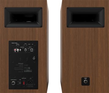 Bezdrátové připojené reproduktory Klipsch The Nines, pohled zepředu, dřevěné provedení, černý přední panel s ovládacími prvky a porty