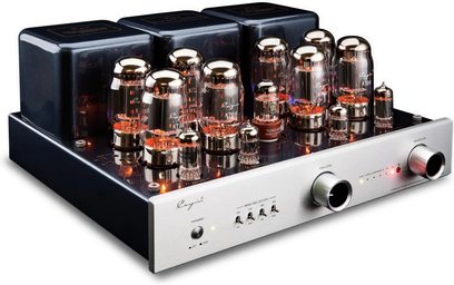 Cayin CS-100A KT88 sølv stereorørforsterker, trekvarts forfra, frontpanel i børstet sølvfarget aluminium med to store sylindriske knotter og sentrale velgere, svart metallchassis med tre svarte transformatorer på toppen og tolv glødende glassrør
