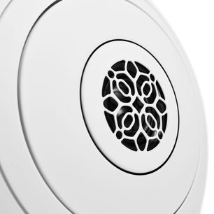 Бездротова підключена колонка DEVIALET PHANTOM I 103 DB chrome, вид спереду зблизька, чорний геометричний візерунок на білому тлі