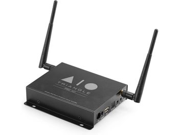 Triangle AIO PRO A50, zwarte draadloze stereo-versterker, vooraanzicht, met twee uitgeklapte wifi-antennes aan de bovenkant