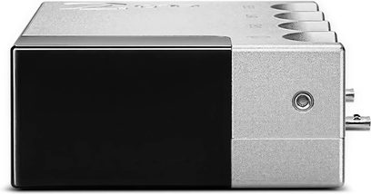 Síťový audio přehrávač Chord Electronics 2 GO stříbrný, pohled zepředu, stříbrné obdélníkové pouzdro, černý displej, 4 tlačítka