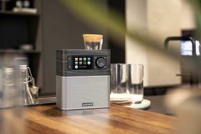 Sonoro Stream radio i eik - sølv, frontvisning, berøringsskjerm som viser ikoner, metallgrill, tre- og metallfinish