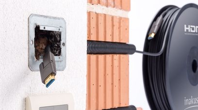 Cablu HDMI Inakustik HDMI-Micro 2.0 cu fibră optică 15m negru, conector HDMI tată, manta împletită, introdus în priză de perete