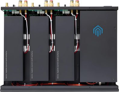 Nuprime Fusion-3X multikanals effektforstærker, indvendig visning, 3 sorte lodrette moduler, røde og hvide kabler, gyldne stik øverst
