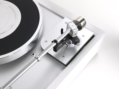 Thorensi TD 907 vinüülmängija tsebranapuust, lähivaatest metallist plaadikäsitsi must matt plaaditaldriku peal