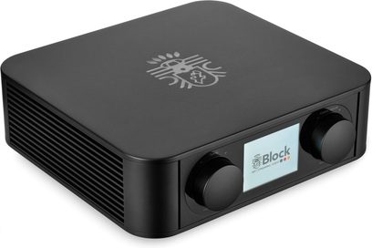 Amplificatore integrato stereo Block Éléments 2.1 nero, visto di tre quarti, con display centrale e due manopole