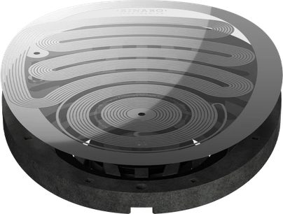 Primo piano di un trasduttore per cuffie audio composto da diversi anelli metallici concentrici su un supporto circolare nero