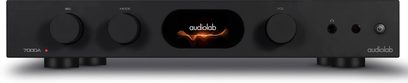 Audiolab 7000A must hi-fi integreeritud stereovõimendi, must ristkülikukujuline esipaneel, 3 ümmargust nuppu, keskne ekraan ja ühenduspesad
