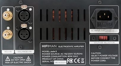 Hifiman Jade II elektrostatisk forstærker, sort frontpanel med RCA- og XLR-stik, spændingsvælger, set forfra