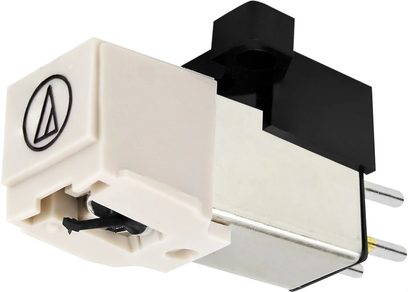 Giradischi hi-fi Thorens TD 101 A nero opaco. Testina e braccio di lettura. Coperchio antipolvere nero aperto. Vista 3/4 anteriore