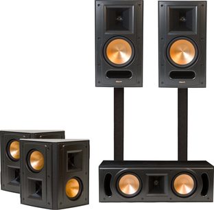 Fem Klipsch RB-61 MKII og RC62 sorte højttalere, to bogreolhøjttalere, to satellithøjttalere og en centerhøjttaler, set forfra
