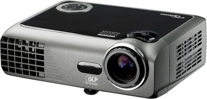 Vidéoprojecteur Optoma EX330 gris argenté, vue de face, objectif à gauche, grilles d'aération, boutons de contrôle sur le dessus