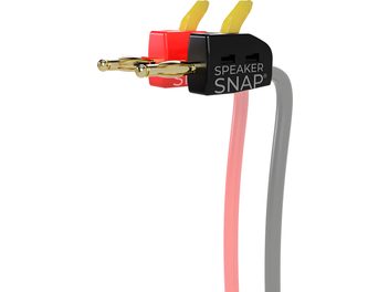 Červené a černé banánkové konektory Speaker Snap, pozlacené konektory, růžové a šedé kabely na bílém pozadí