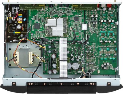 Lecteur audio réseau Marantz NA6006 argent doré, vue intérieure de face, circuits électroniques verts, composants argentés