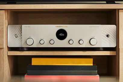 Marantz Stereo 70 gümüş renkli stereo hi-fi amplifikatör, ön panel düğmeli, dijital ekranlı, ahşap raf