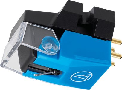 Audio Technica VM610MONO sort og blå vinylpickup, set fra 3/4 forfra, med sfærisk diamant og plastikkrop