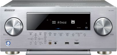 Pioneer SC-LX704 sølv surround receiver set forfra, blåt display, knapper og stik på forsiden, 2 sølvfarvede drejeknapper