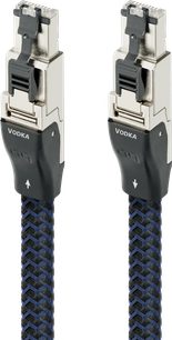 Ethernetkabel Audioquest RJ/E Vodka 5m in close-up frontaal beeld, gevlochten zwart-blauwe nylon mantel, twee metalen zilveren RJ45-connectors met zwarte plastic doppen gemerkt VODKA en witte richtingspijlen