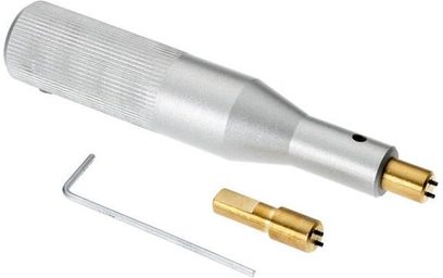 Aluminiumscentreringsværktøj til Pro-Ject Adjust It pladespillere, bestående af en cylindrisk aksel og to koniske, forgyldte endestykker, set i profil på hvid baggrund