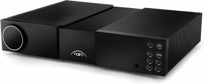 Preamplificator stereo Naim Audio NAC 332, carcasă metalică neagră periată, trei module aliniate, rotiță circulară de volum argintie în stânga, logo naim central alb, șase butoane rotunde pentru intrare în dreapta, buton rotund de alimentare în dreapta, mufă pentru căști în partea de jos dreapta, aripioare laterale, vedere din unghi de trei sferturi față