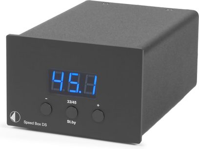 Rektangulært, mat sort kabinet med blå LED-display "45.8", knapper "Speed Box DS", "33/45" og "St.by", stik på bagsiden