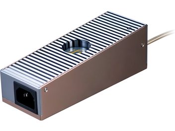 Zasilacz iFi Audio iPOWER ELITE 5V/5A, obudowa z aluminium w kolorze brązowym z czarno-białymi paskami, czarna wtyczka zasilająca