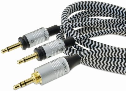 Tre forsølvede 3,5 mm hanstik forbundet med sorte og hvide flettet zigzag-kabler