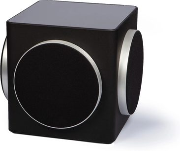 Cassa subwoofer Sira L-1, vista in prospettiva, struttura cubica nera, lati con altoparlanti circolari incorniciati in metallo argentato