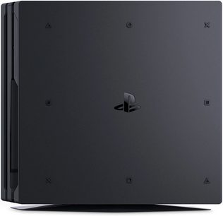 Sort PlayStation 4 Pro-konsol set forfra, PS-logo i midten, 4K Blu-ray-afspiller på forsiden, rektangulær form med afrundede hjørner
