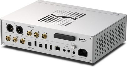 Сребрист алуминиев аудио мрежов плеър Matrix Audio TS-1, заден изглед от леко по-висок ъгъл, правоъгълно перфорирано куфарче с множество XLR, RCA, USB, LAN и IEC захранващи конектори на горната и страничните части